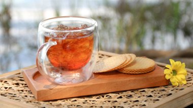 Bir fincan buzlu çay ve bulanık doğal bahçe aromalı aroma.