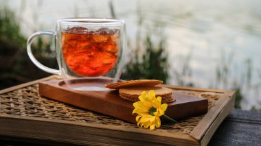 Bir fincan buzlu çay ve bulanık doğal bahçe aromalı aroma.