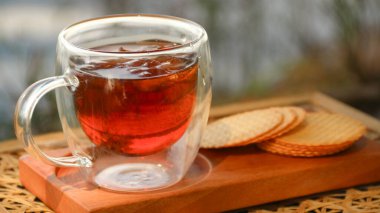 Bir fincan buzlu çay ve bulanık doğal bahçe aromalı aroma.