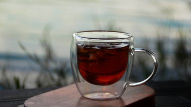 Bir fincan buzlu çay ve bulanık doğal bahçe aromalı aroma.