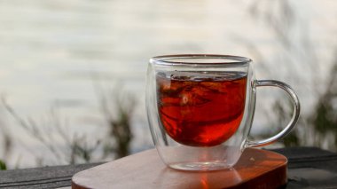 Bir fincan buzlu çay ve bulanık doğal bahçe aromalı aroma.