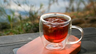 Bir fincan buzlu çay ve bulanık doğal bahçe aromalı aroma.