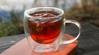 Bir fincan buzlu çay ve bulanık doğal bahçe aromalı aroma.