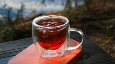 Bir fincan buzlu çay ve bulanık doğal bahçe aromalı aroma.