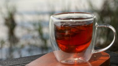 Bir fincan buzlu çay ve bulanık doğal bahçe aromalı aroma.