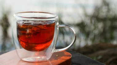 Bir fincan buzlu çay ve bulanık doğal bahçe aromalı aroma.