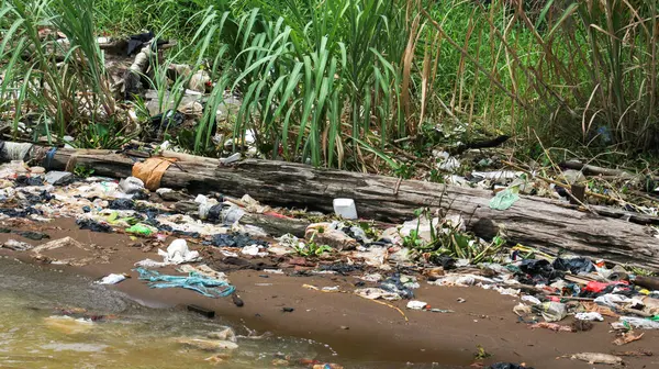 Palembang 'taki Ampera Köprüsü yakınlarındaki Musi Nehri' nin kıyısındaki plastik ve diğer ambalajlardan kaynaklanan çöp kirliliği