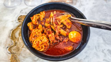 Seblak, lezzetli ve baharatlı bir Sundan yemeği. Seblak genellikle sarımsak ve kencur içeren baharatlı krakerlerden yapılır..