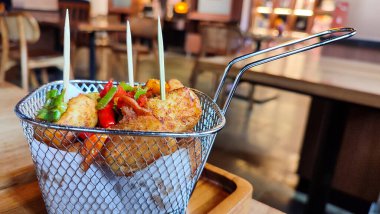 Tahu Cabe Garam ya da Çıtır Tuz ve Pepper Tofu un ile kızartılmış ve acı biber, soğan, sarımsak ve tuzla sotelenmiş tofudan yapılır. Vejetaryen, vejetaryen sağlıklı yiyecekler. Camilan ala sokak yemekleri Endonezya