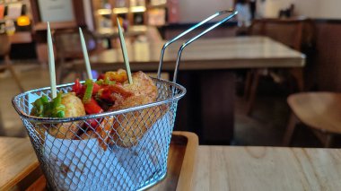 Tahu Cabe Garam ya da Çıtır Tuz ve Pepper Tofu un ile kızartılmış ve acı biber, soğan, sarımsak ve tuzla sotelenmiş tofudan yapılır. Vejetaryen, vejetaryen sağlıklı yiyecekler. Camilan ala sokak yemekleri Endonezya