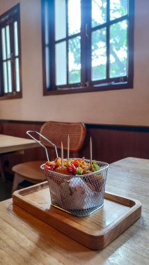 Tahu Cabe Garam ya da Çıtır Tuz ve Pepper Tofu un ile kızartılmış ve acı biber, soğan, sarımsak ve tuzla sotelenmiş tofudan yapılır. Vejetaryen, vejetaryen sağlıklı yiyecekler. Camilan ala sokak yemekleri Endonezya