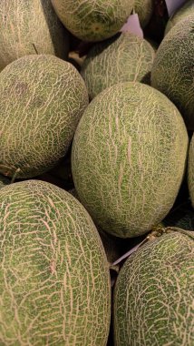 Piyasada kavun, kavun arka planda kavun, samanlıkta kavun. Pazarda taş karpuzlar satıyor..
