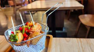 Tahu Cabe Garam ya da Çıtır Tuz ve Pepper Tofu un ile kızartılmış ve acı biber, soğan, sarımsak ve tuzla sotelenmiş tofudan yapılır. Vejetaryen, vejetaryen sağlıklı yiyecekler. Camilan ala sokak yemekleri Endonezya