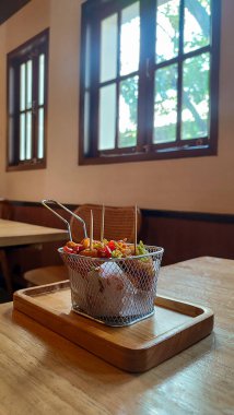 Tahu Cabe Garam ya da Çıtır Tuz ve Pepper Tofu un ile kızartılmış ve acı biber, soğan, sarımsak ve tuzla sotelenmiş tofudan yapılır. Vejetaryen, vejetaryen sağlıklı yiyecekler. Camilan ala sokak yemekleri Endonezya