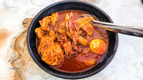 Seblak, lezzetli ve baharatlı bir Sundan yemeği. Seblak genellikle sarımsak ve kencur içeren baharatlı krakerlerden yapılır..