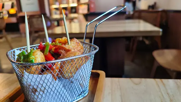 Tahu Cabe Garam ya da Çıtır Tuz ve Pepper Tofu un ile kızartılmış ve acı biber, soğan, sarımsak ve tuzla sotelenmiş tofudan yapılır. Vejetaryen, vejetaryen sağlıklı yiyecekler. Camilan ala sokak yemekleri Endonezya