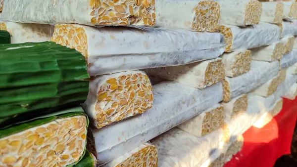 Endonezya Tempeh 'i ya da mayalanmış soya fasulyesi. Mayalanmış soya fasulyesinden yapılan geleneksel yiyecekler. Geleneksel Endonezya Tempe Çanağı.