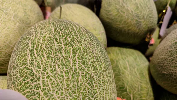 Piyasada kavun, kavun arka planda kavun, samanlıkta kavun. Pazarda taş karpuzlar satıyor..