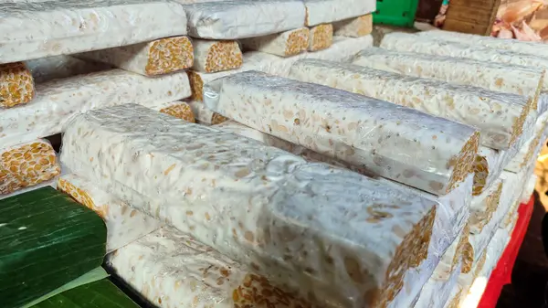Endonezya Tempeh 'i ya da mayalanmış soya fasulyesi. Mayalanmış soya fasulyesinden yapılan geleneksel yiyecekler. Geleneksel Endonezya Tempe Çanağı.