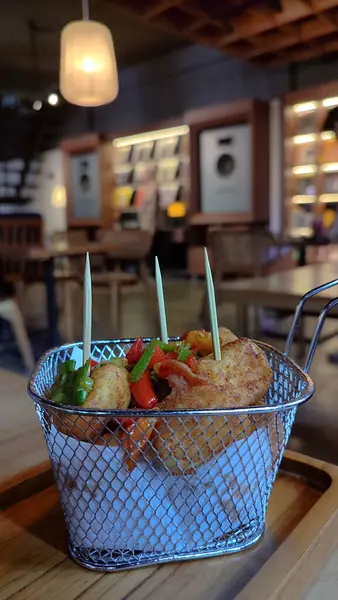 Tahu Cabe Garam ya da Çıtır Tuz ve Pepper Tofu un ile kızartılmış ve acı biber, soğan, sarımsak ve tuzla sotelenmiş tofudan yapılır. Vejetaryen, vejetaryen sağlıklı yiyecekler. Camilan ala sokak yemekleri Endonezya