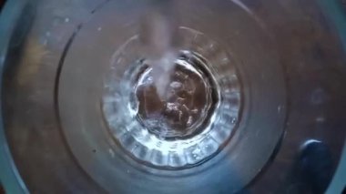 Bardak temiz suyla dolu.