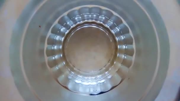 Γαλήνια Επιφάνεια Του Νερού Ένα Ποτήρι — Αρχείο Βίντεο