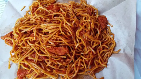 Zengin domates soslu taze pişmiş spagetti, yemek blogları, menüler ve mutfak promosyonları için ideal..