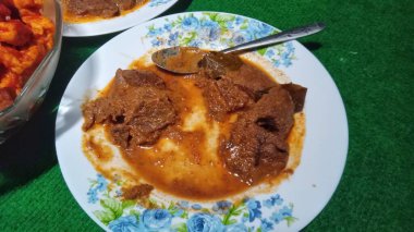 Baharatlı sığır eti rendang ve meze, yemek menüleri ve mutfak promosyonları için ideal.