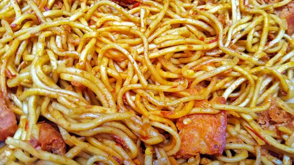 Bir tabak kızarmış erişte ve sebze. Mutfak blogları ve yemek promosyonu için ideal..