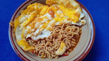 İçinde erişte, yumurta ve sebzeler bulunan bir kase ramen, yemek sunumları ve aşçılık web sitesi kullanımı için mükemmel..