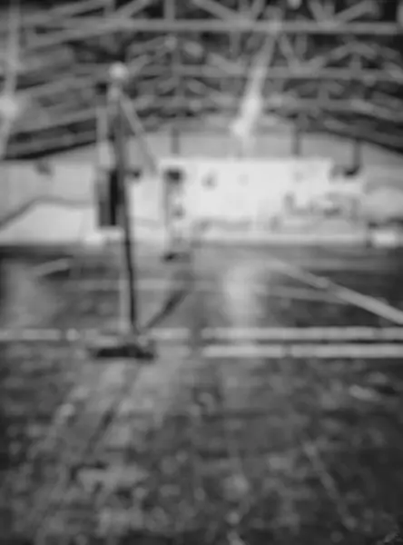Bokeh, gece vakti badminton kortu, sahanın merkezinden alınmış. Eski, siyah ve beyaz