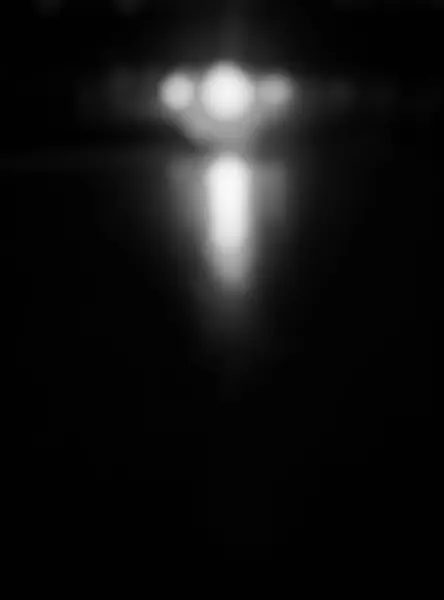 Yaklaş, dizüstü bilgisayarın ışığı masadan sekiyor. Bokeh