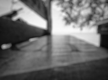 Bokeh. Sahildeki kulübedeki bankın yakın çekimi. Siyah ve beyaz