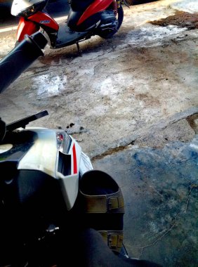 Curup, Bengkulu, Endonezya - 15 Mart 2024: Kapalı, sabahın erken saatlerinde otoparkın portresi