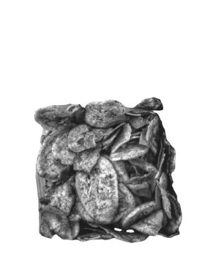 Eski model. Muz cipslerine ya da keripik pisang 'a yakından bak. İzole edilmiş beyaz arka plan. Siyah ve beyaz