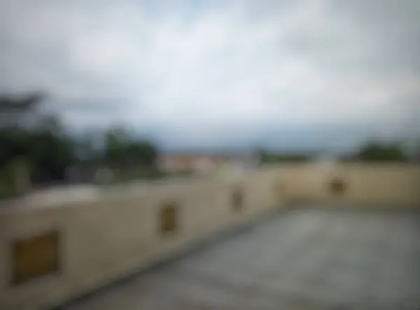 Bokeh. Kepahiang, Bengkulu, Endonezya Büyük Camii 'nin ikinci katının balkon, veranda ya da terası. Doğanın ve trafiğin bokeh arka planıyla