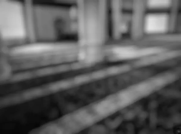 Siyah ve beyaz. Bokeh, Büyük Kepahiang Camii 'nin ana odası, Müslüman ibadeti için Bengkulu. Kırmızı bir hasırla veya 