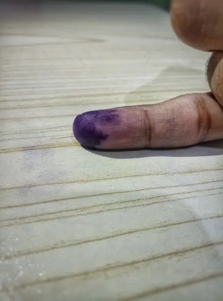 Endonezya 'nın 2024 Başkanlık ve Parlamento Seçimleri veya Pemilu. Masada oylama yaptıktan sonra serçe parmağınızı ya da Kelingking 'in el hareketini yakın plan çekin..