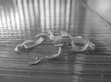 Peyzaj, kestikten sonra tırnak parçalarının yakın çekimleri ya da kestikten sonra fayanslı zemine çakılan çiviler. Tırnaklar, zemin yığını. Tek Renkli