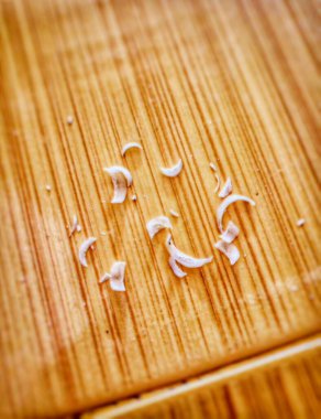 Döşemede kesilmiş tırnak parçaları ya da tırnak kesikleri var. Portre tırnakları, istiflenmiş tırnak kesikleri.. 