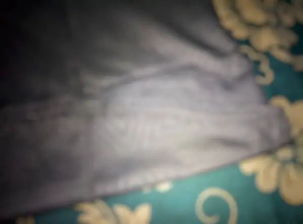 Bulanık, Bokeh. Yakından bakınca, Koko motifi gri renkte. Kabartmalı motifler