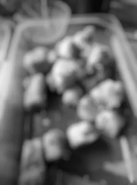 Odaklanamadım. Tek krom, pempek-pempek plastik bir kapta küçük parçalara bölünmüş. Pempek-pempek, Endonezya 'dan bir uzmanlık alanıdır, tam olarak Sumatra adasından, yani Palembang' tan..