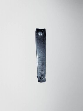 Beyaz arkaplanda bir tırnak makası görüntülenir.