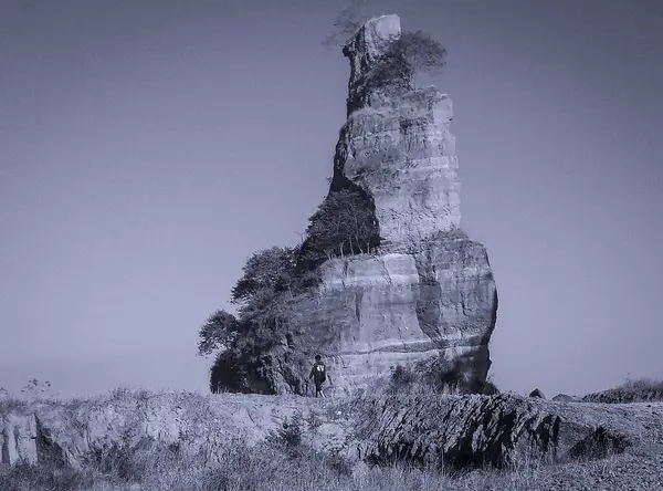 Siyah ve beyaz, Kahverengi Kanyon eski bir yüzey maden sahası. Semarang, Endonezya 'da yer alan Brown Canyon bir kara mayınıdır. Eski bir kazı alanı benzersiz gösteriyor..