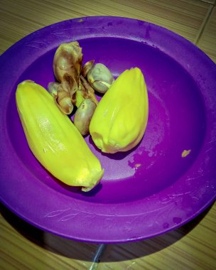 Mor plastik kasede taze meyve yakın çekim. Jackfruit tatlı ve vitamin açısından zengindir, portre olarak..