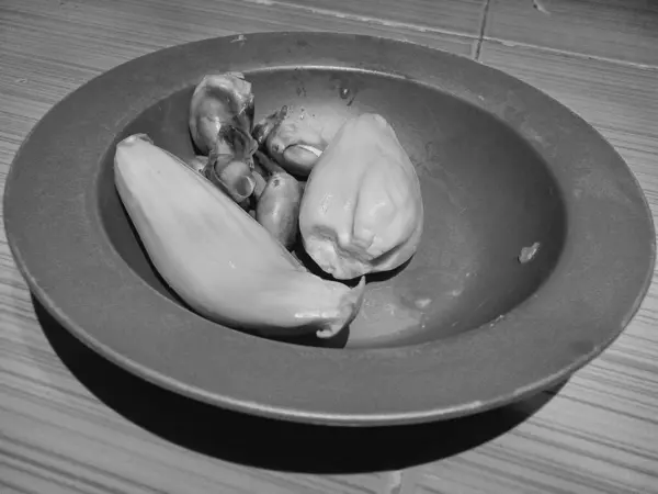 Peyzaj, mor plastik bir tabakta taze bir meyve resmi. Jackfruit tatlı ve vitamin açısından yüksektir. Siyah beyaz çerçeve