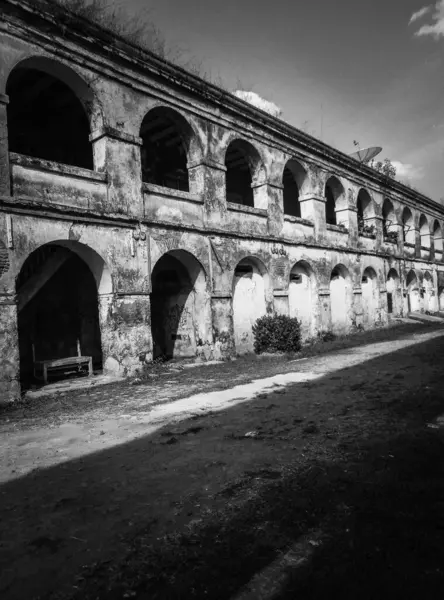 Fort Willem I, Endonezya 'nın merkezi Java Eyaleti Semarang Regency' deki Ambarawa Bölgesi 'nde turistik bir merkezdir. Siyah beyaz çerçeve