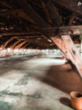 Odaklanamıyor, oda binanın üst kısmında. Zemin normal betondan yapılmış, seramik fayanslardan değil..