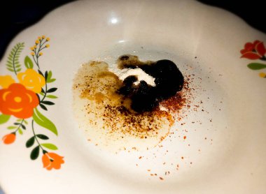 Hazır şehriye çeşnisinin detaylı bir yakın plan görüntüsü yatay olarak bir tabağa döküldü..