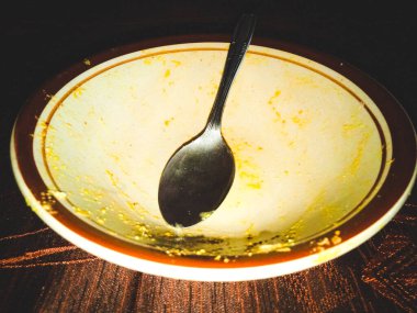 Kirli bir kase ve kaşığın gerekliliği gereklidir. Görüntü, kullandıktan sonra bir kasenin nasıl temizleneceğini gösteriyor..